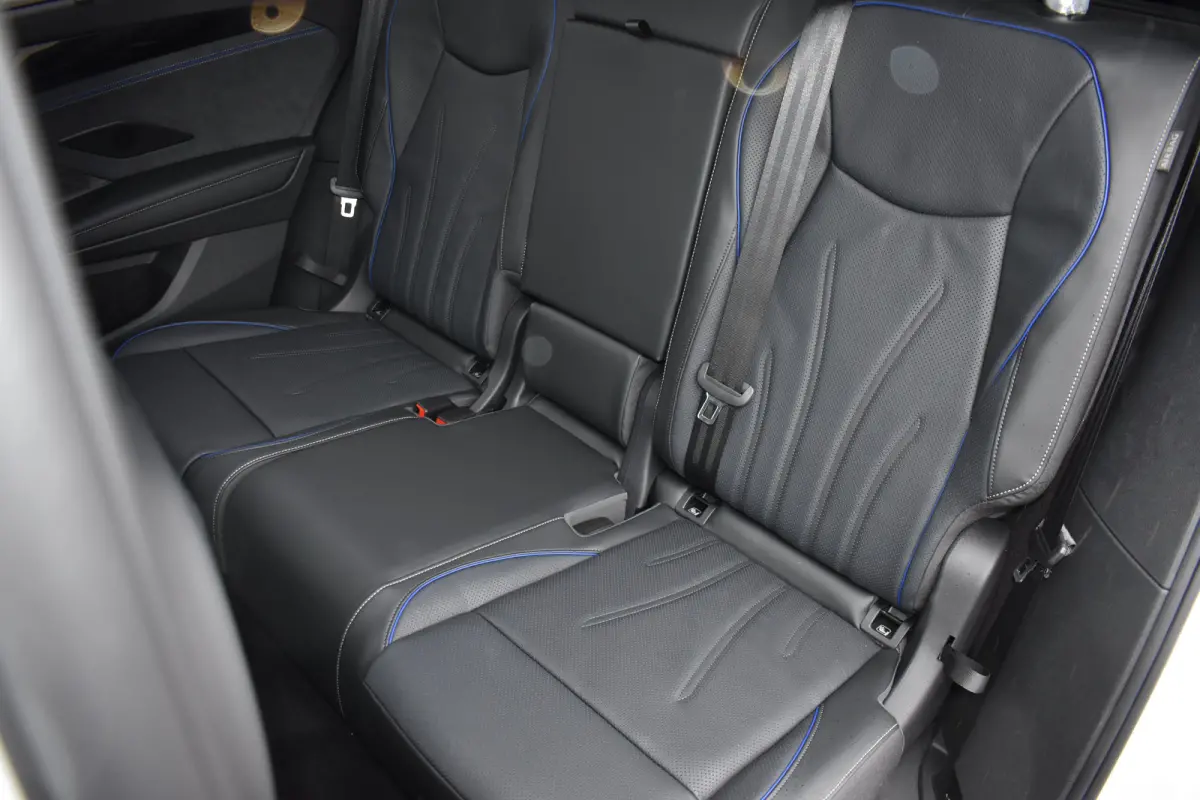 R-Line Edition | Trekhaak | 'App-Connect' draadloze smartphone integratie | Automatische afstandsregeling (Adaptive Cruise Control) | Buitenspiegels elektrisch instel-, verwarm- en inklapbaa