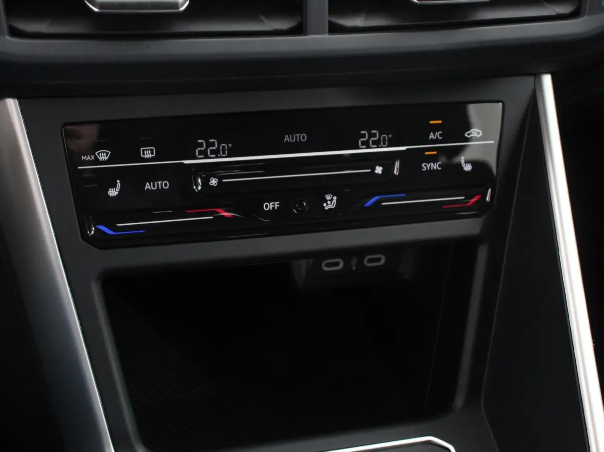 1.0 TSI Move Navigatie App Connect / Android Auto / Apple Carplay Climate Control Parkeer sensoren Lichtmetalen Velgen Dab Digitale Cockpit