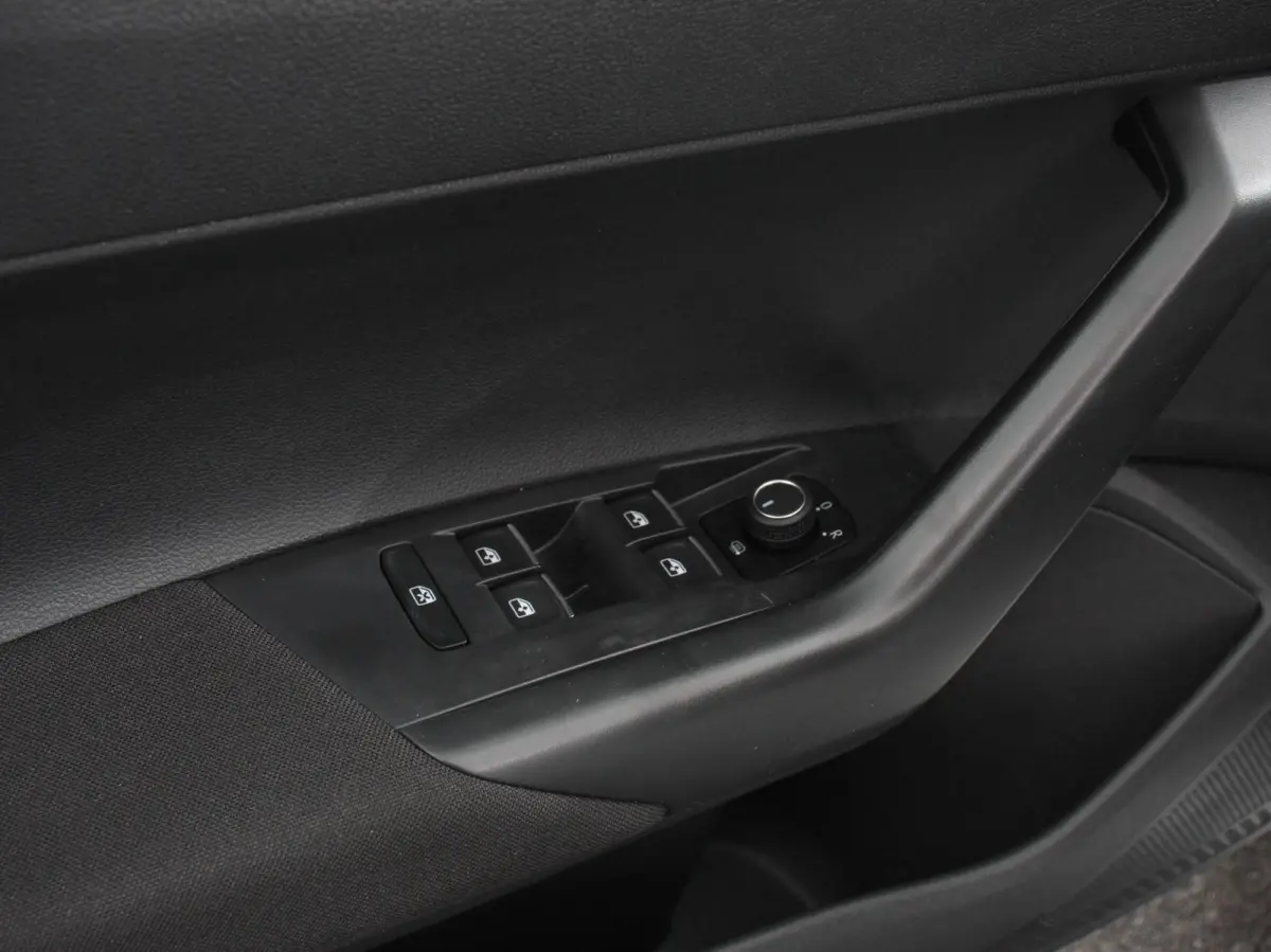 1.0 TSI Move Navigatie App Connect / Android Auto / Apple Carplay Climate Control Parkeer sensoren Lichtmetalen Velgen Dab Digitale Cockpit