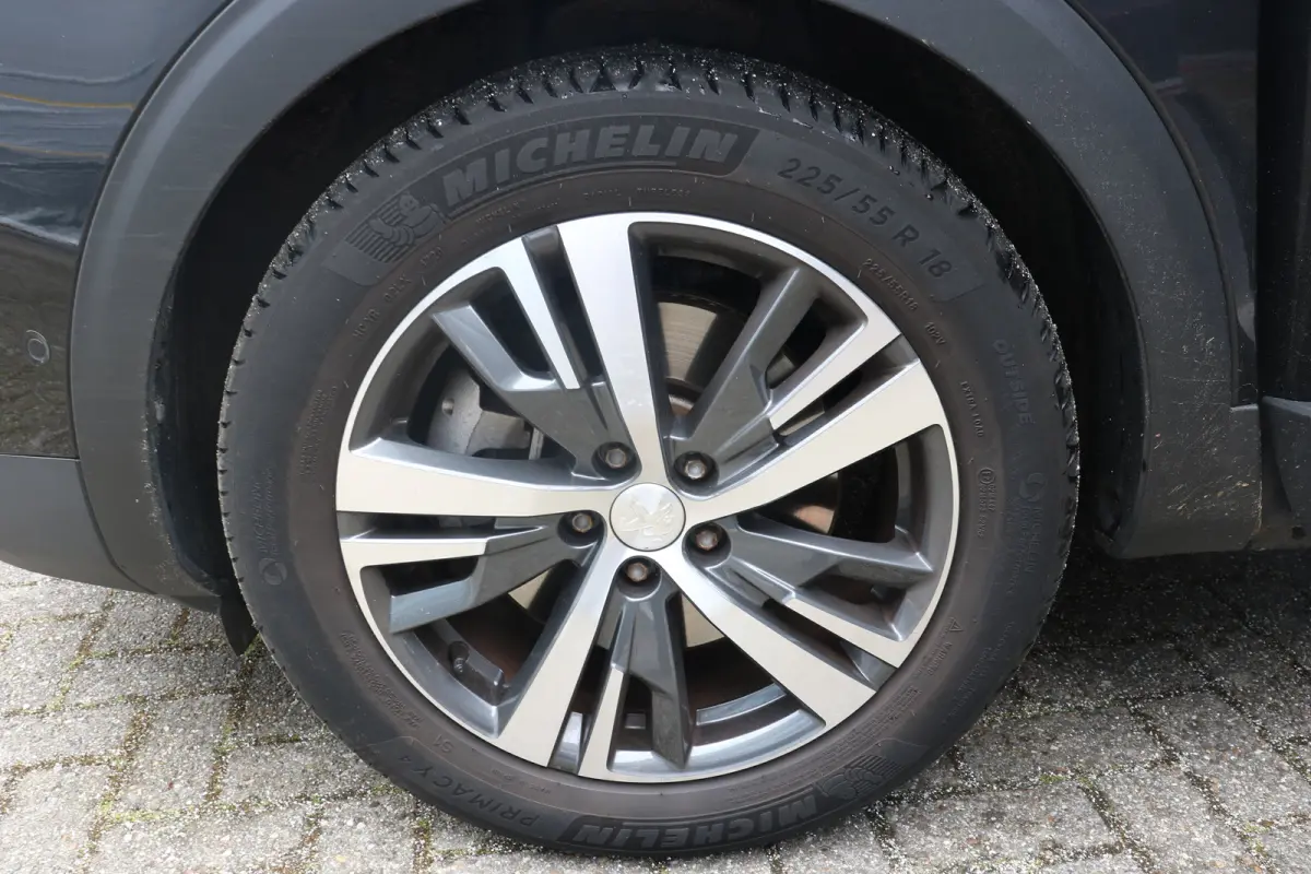 1.6 HYbrid 225 Blue Lease Allure | Navi | Trekhaak | Stoekverwarm. | Keyless Entry | Cruise control | PDC V+A | DAB |