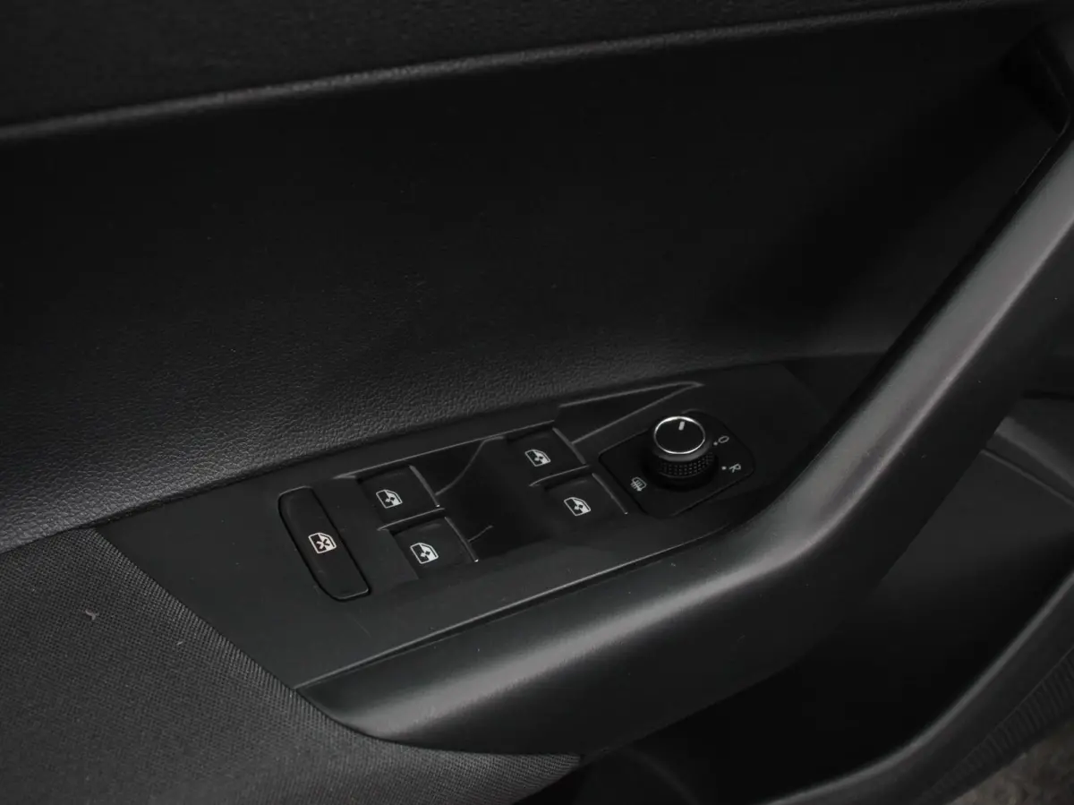 1.0 TSI 110pk Highline Navigatie Apple Carplay/Android Auto Parkeersensoren Stoelverwarming Ledverlichting Getinte ramen Climate Control