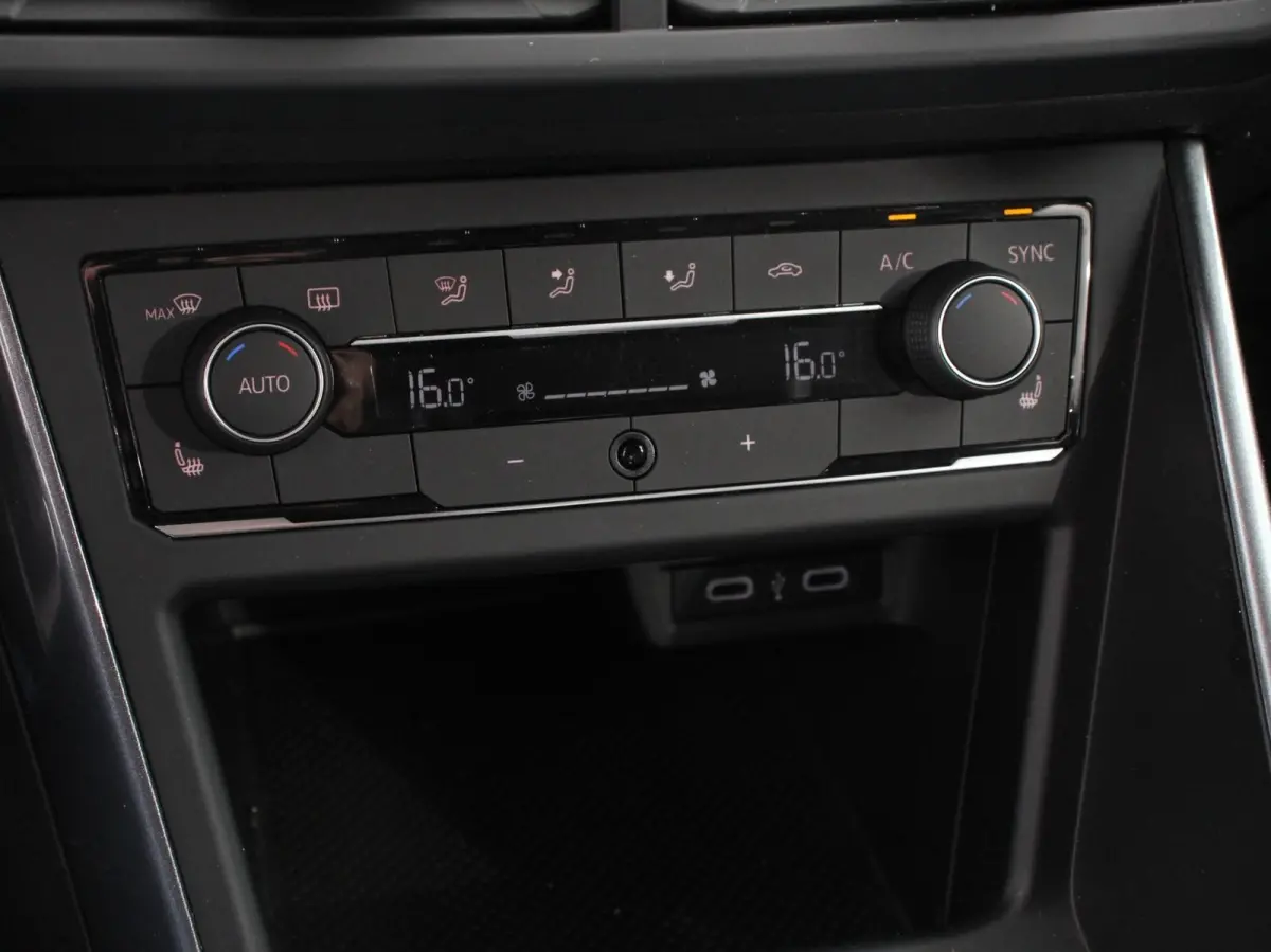 1.0 TSI 110pk Highline Navigatie Apple Carplay/Android Auto Parkeersensoren Stoelverwarming Ledverlichting Getinte ramen Climate Control