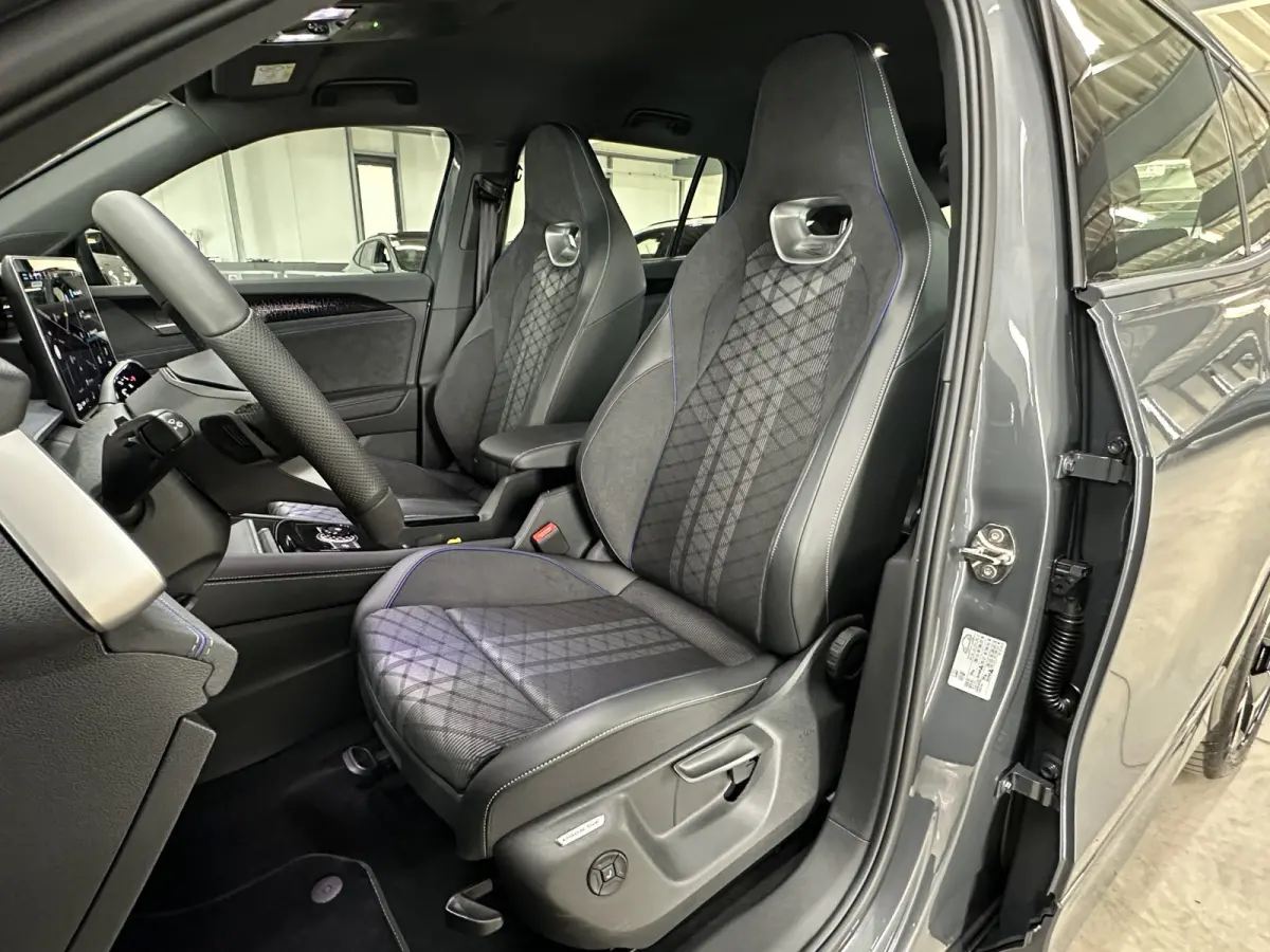 1.5 eHybrid R-Line | Trekhaak-pakket | Navigatie-pakket | Stoel- & stuurverwarming