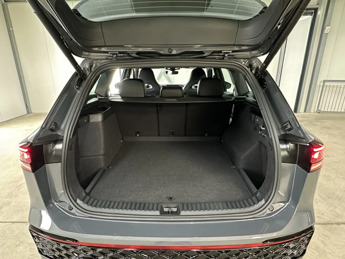 1.5 eHybrid R-Line | Trekhaak-pakket | Navigatie-pakket | Stoel- & stuurverwarming
