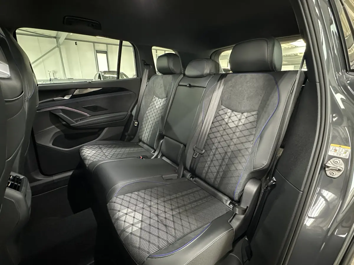 1.5 eHybrid R-Line | Trekhaak-pakket | Navigatie-pakket | Stoel- & stuurverwarming