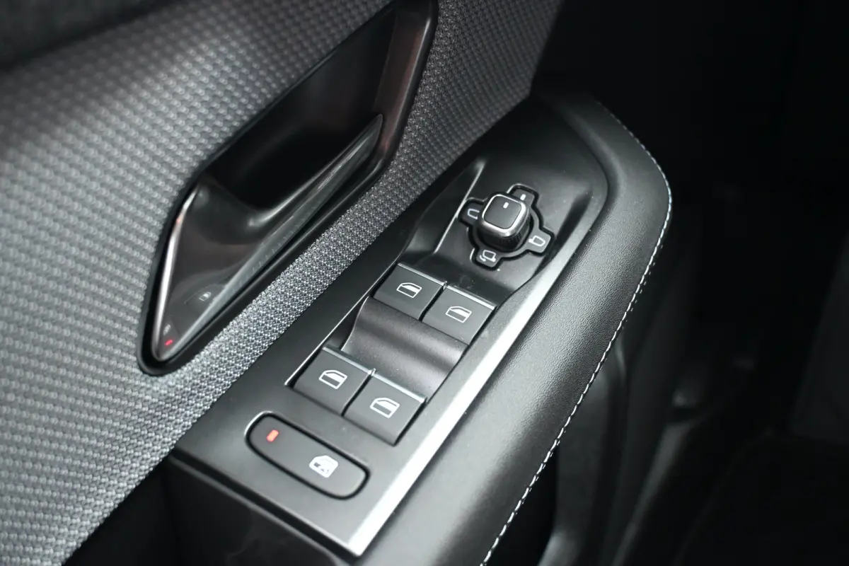 1.2 Turbo Hybrid Business Edition DEMO-DEAL! | Navigatie | Stoel/Stuurverwarming | Achteruitrijcamera | Comfortstoelen | !!