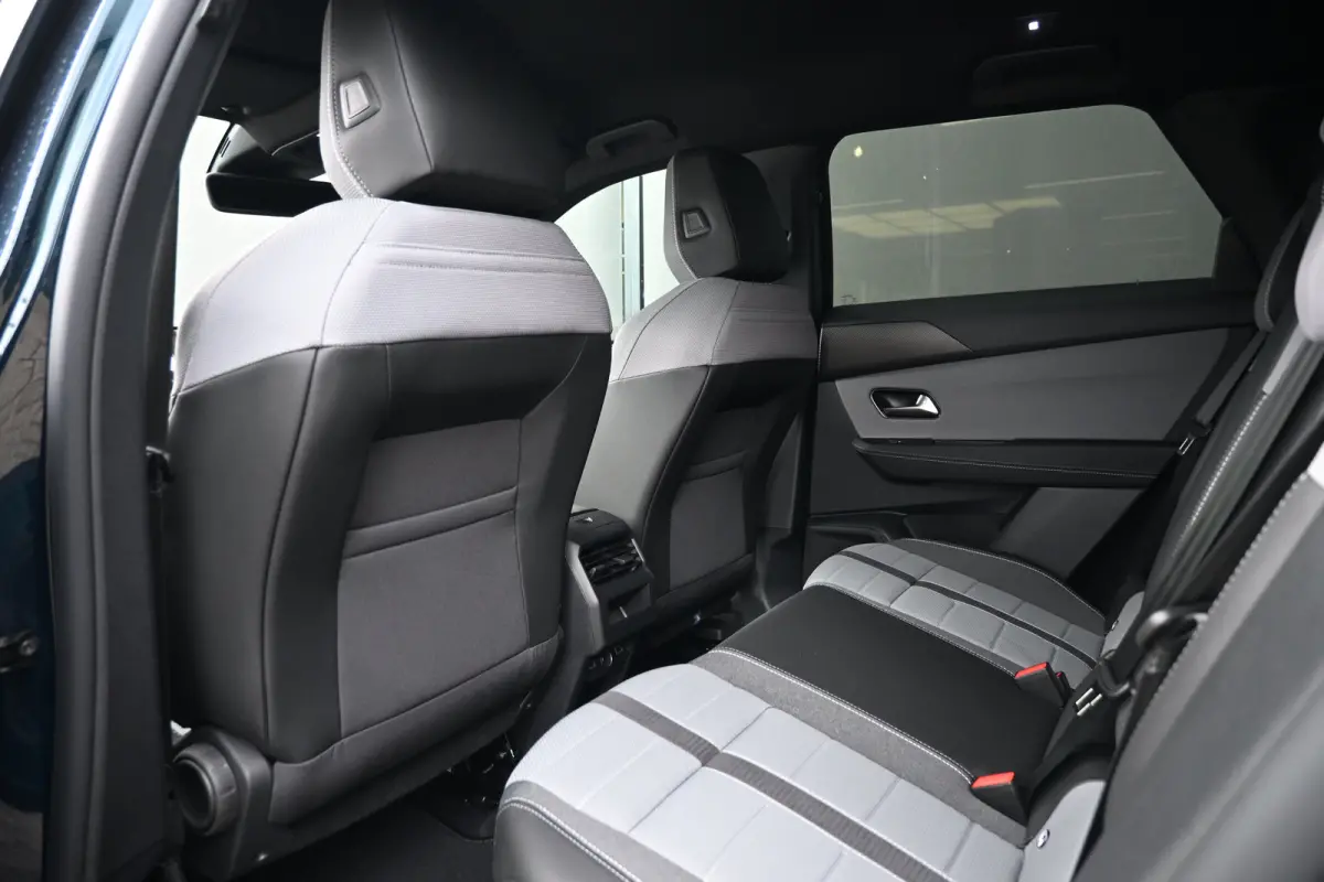 1.2 Turbo Hybrid Business Edition DEMO-DEAL! | Navigatie | Stoel/Stuurverwarming | Achteruitrijcamera | Comfortstoelen | !!