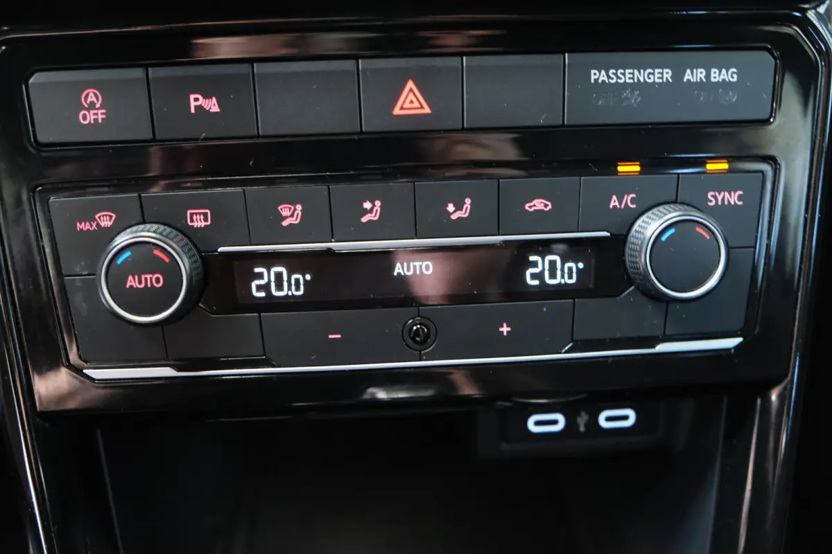1.0 TSI Style Business 2x R-Line Automaat - Airco, Cruise, Virtueel display, Camera, Carplay, Trekhaak.