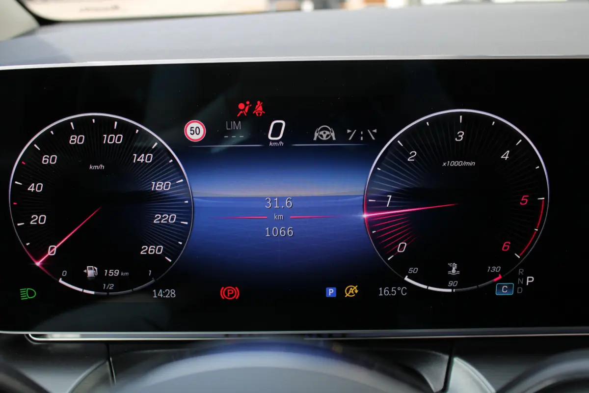 300d / DC / 4-Matic / Panorama / Luchtvering / 1.000KM!! / 360 Cam / Vol Opties / NIEUW!!