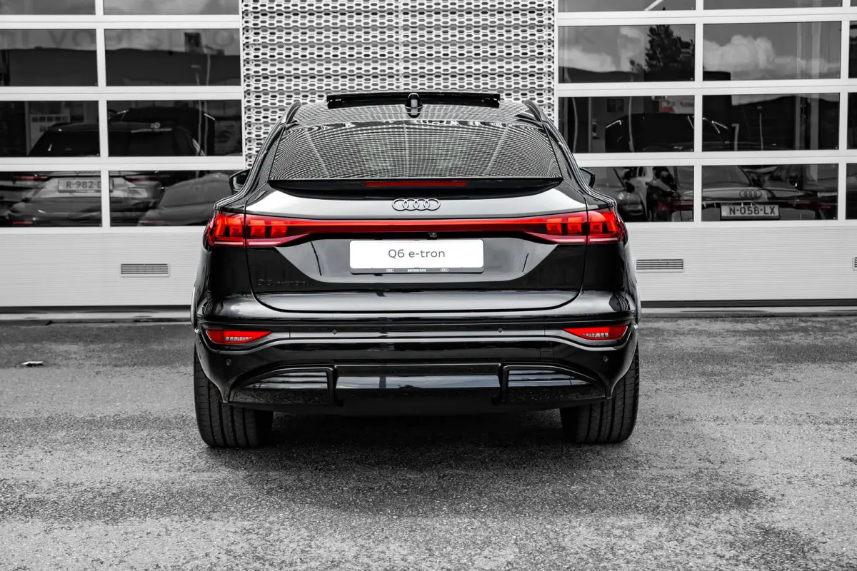 S edition | Adaptive air suspension | Adaptive cruise control | Audi sound system