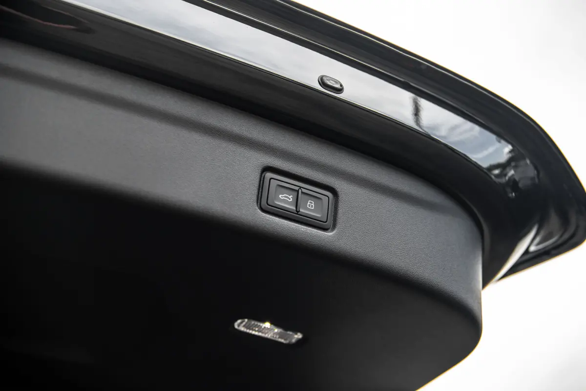 S edition | Adaptive air suspension | Adaptive cruise control | Audi sound system