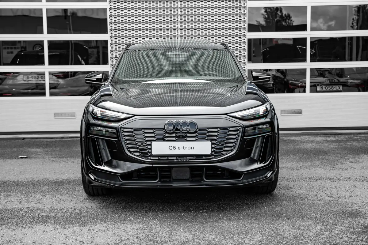 S edition | Adaptive air suspension | Adaptive cruise control | Audi sound system