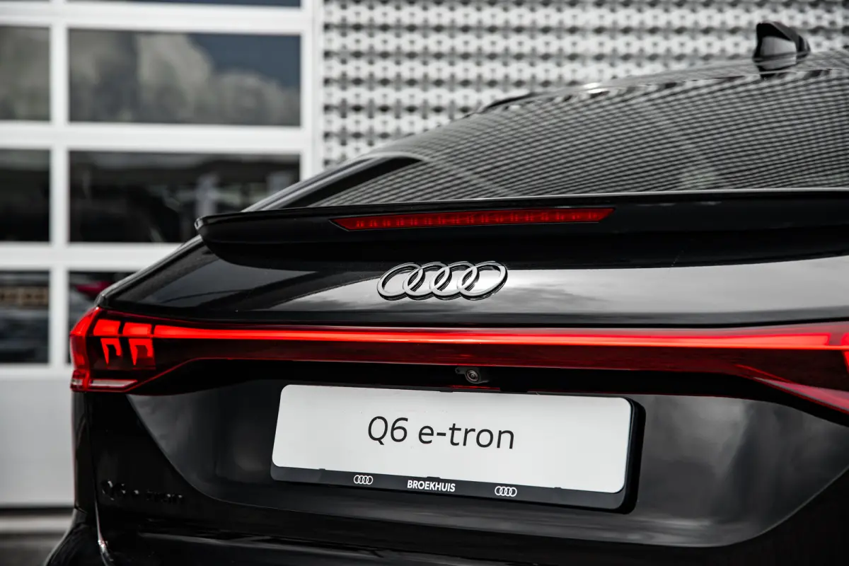S edition | Adaptive air suspension | Adaptive cruise control | Audi sound system