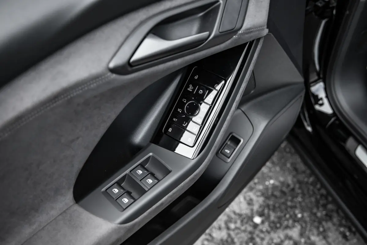 S edition | Adaptive air suspension | Adaptive cruise control | Audi sound system