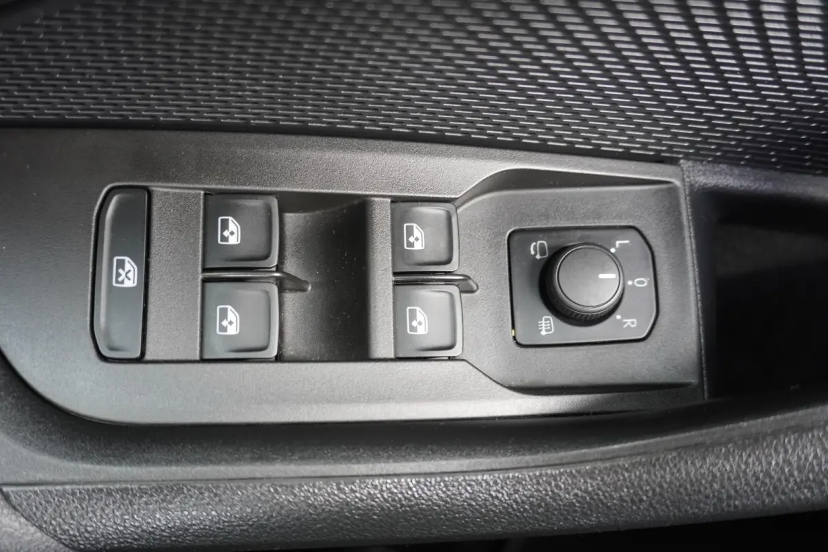 1.0 TSI 110pk Ambition | Navigatie | Smart Link | Parkeersensoren Voor + Achter