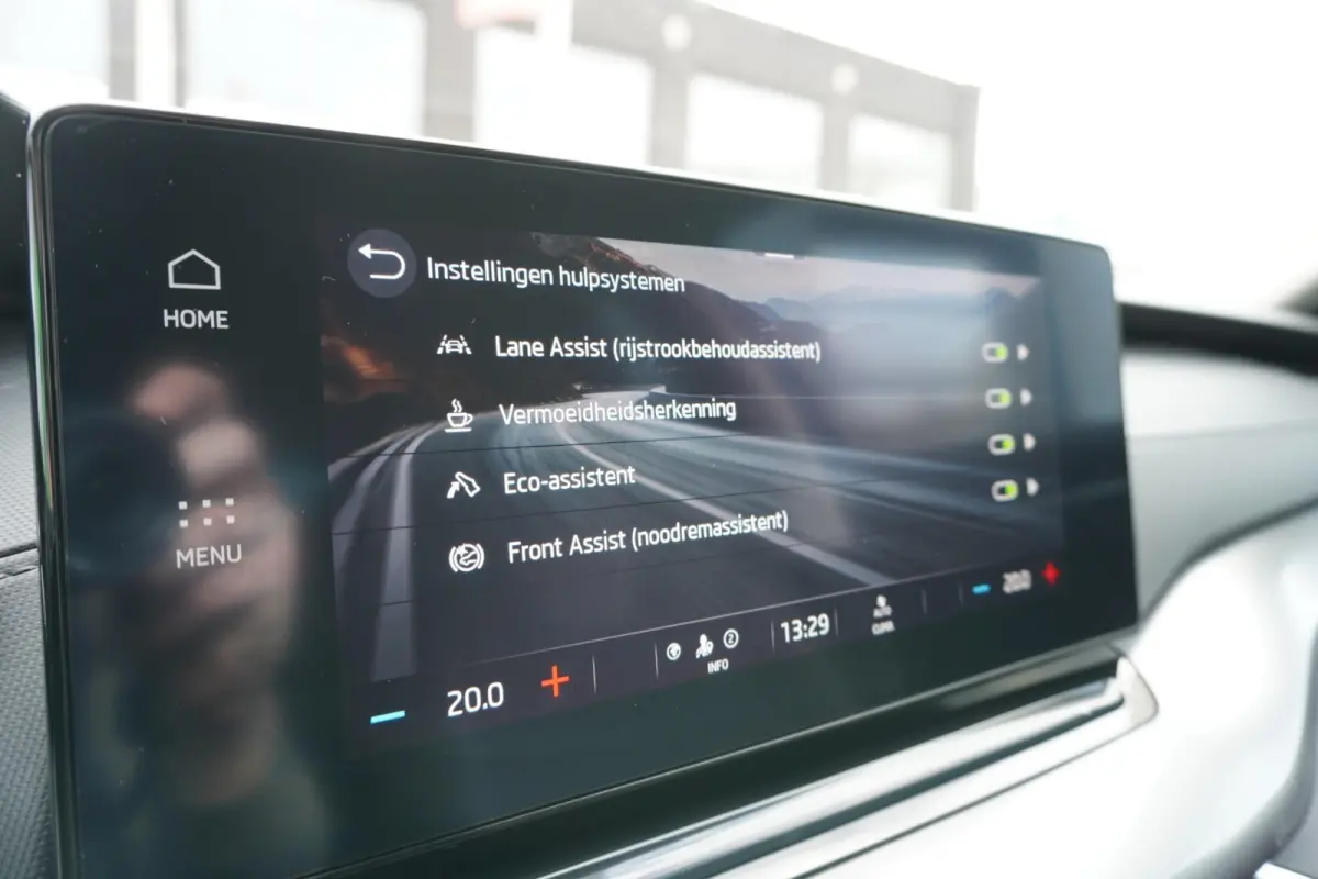1.0 TSI 110pk Ambition | Navigatie | Smart Link | Parkeersensoren Voor + Achter