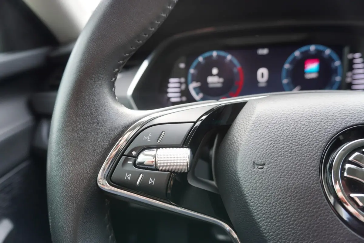 1.0 TSI 110pk Ambition | Navigatie | Smart Link | Parkeersensoren Voor + Achter