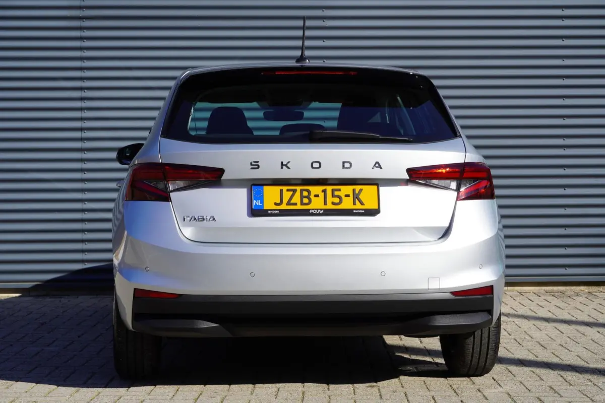 1.0 TSI 95pk Business Edition | Stoelverwarming | PDC Voor & Achter | Achteruitrijcamera | SmartLink