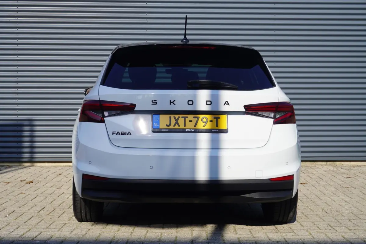 1.0 TSI 95pk Business Edition | Stoelverwarming | SmartLink | Achteruitrijcamera | PDC Voor & Achter