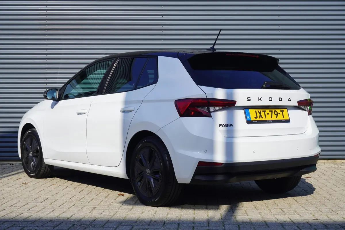 1.0 TSI 95pk Business Edition | Stoelverwarming | SmartLink | Achteruitrijcamera | PDC Voor & Achter
