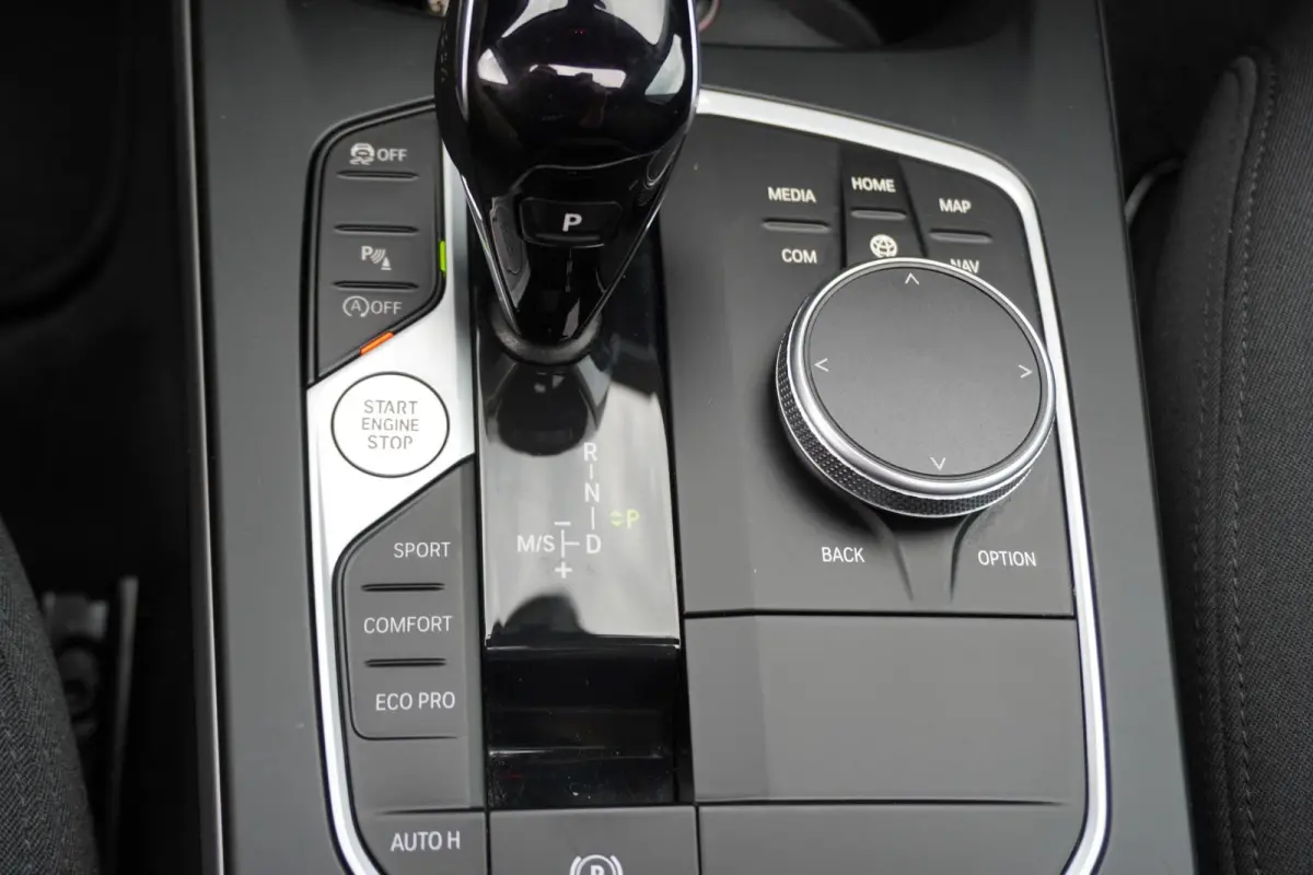 218i 136pk AUT Business Edition | Panoramadak | Adaptive Cruise | Apple CarPlay/ Android Auto | Grootlicht Assistent