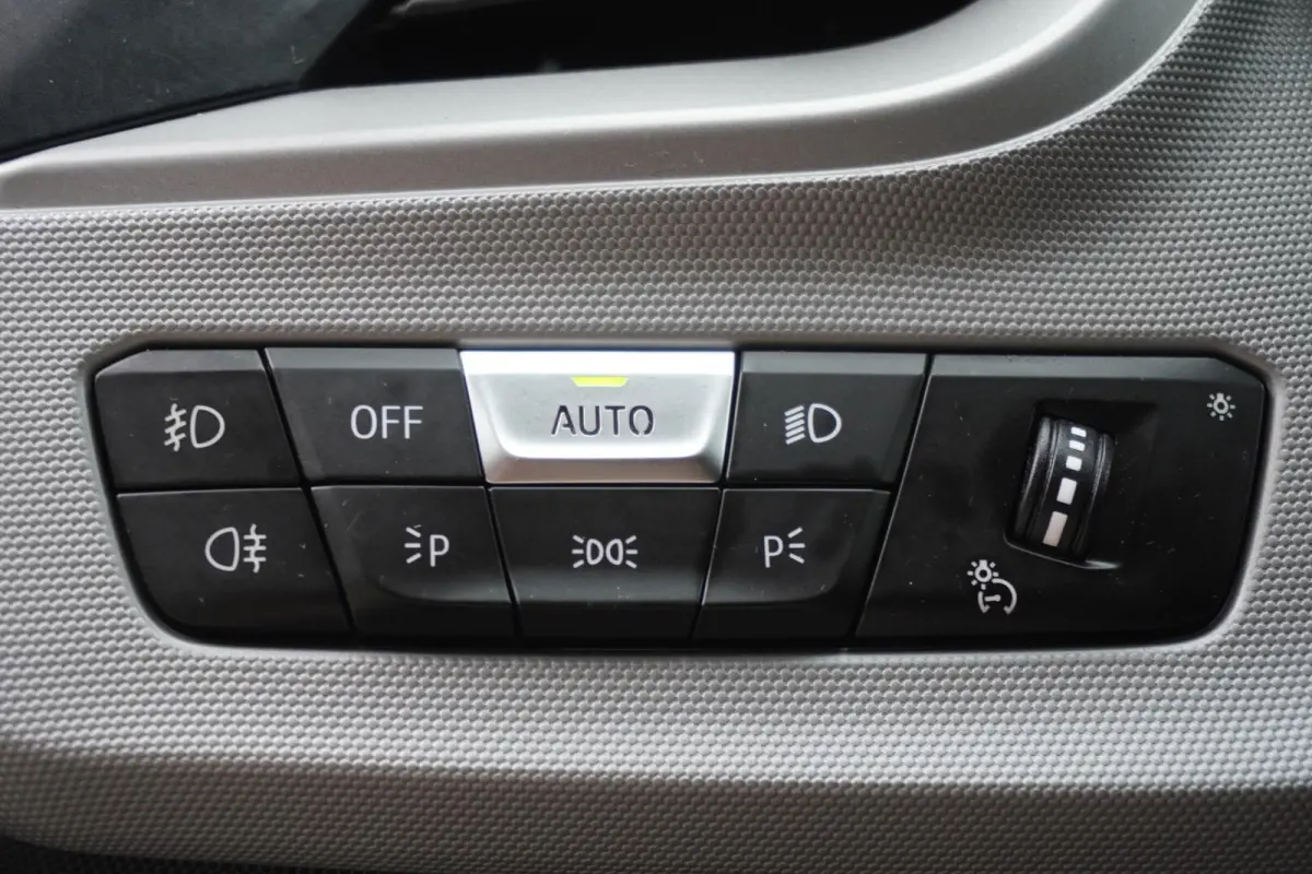218i 136pk AUT Business Edition | Panoramadak | Adaptive Cruise | Apple CarPlay/ Android Auto | Grootlicht Assistent