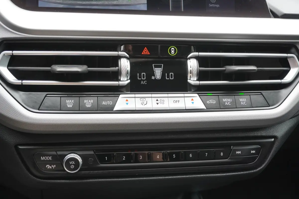 218i 136pk AUT Business Edition | Panoramadak | Adaptive Cruise | Apple CarPlay/ Android Auto | Grootlicht Assistent