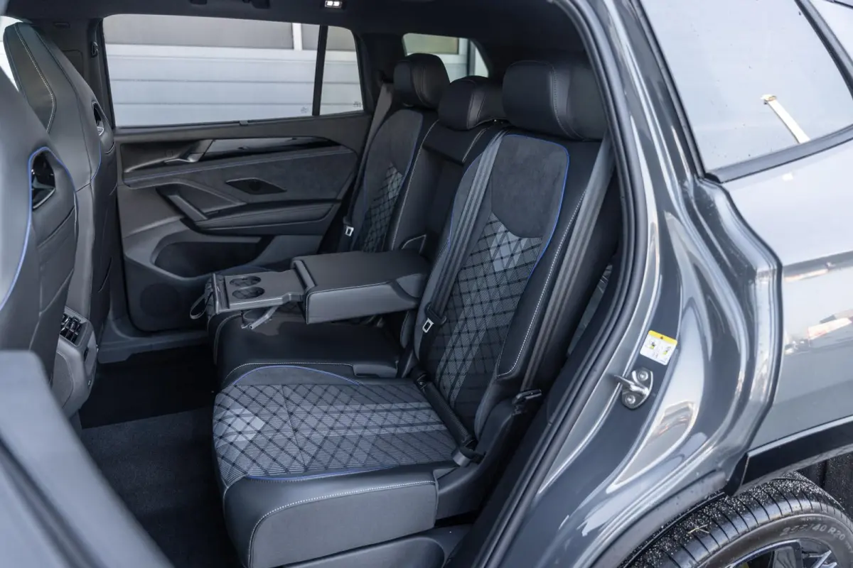 1.5 eHybrid 204pk R-Line Edition | Panoramadak | Trekhaak | Black Style