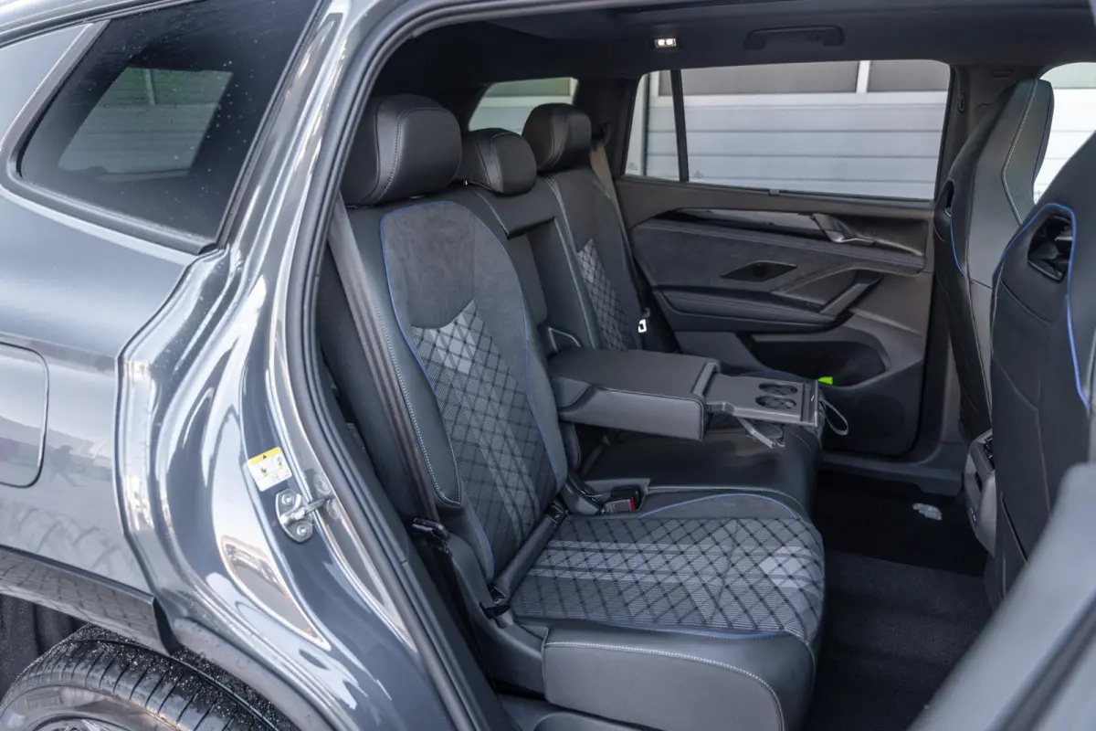 1.5 eHybrid 204pk R-Line Edition | Panoramadak | Trekhaak | Black Style