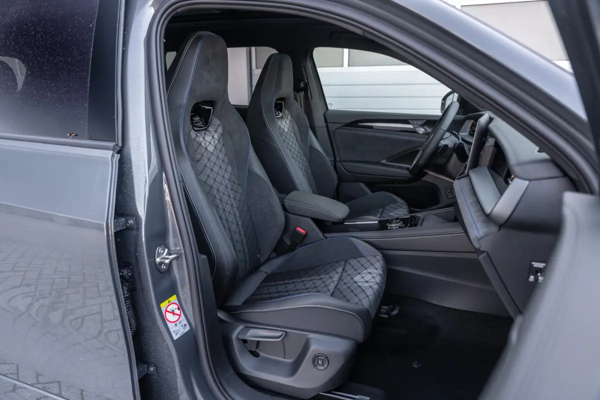 1.5 eHybrid 204pk R-Line Edition | Panoramadak | Trekhaak | Black Style