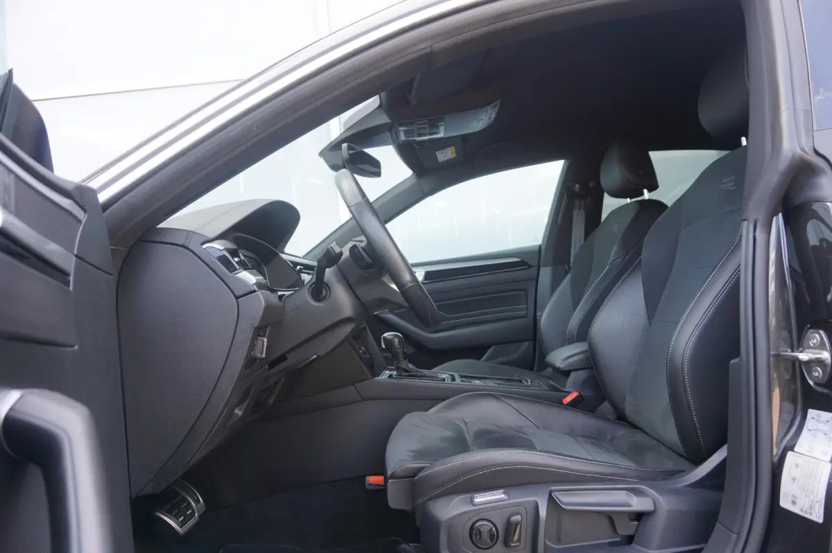 2.0 TSI 190pk DSG R-Line Business+ | Adaptive Cruise | Achterbank Verwarmd | Navigatie