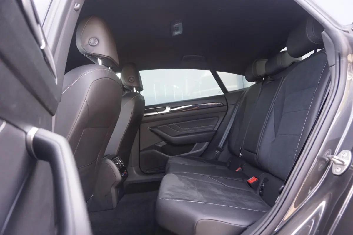 2.0 TSI 190pk DSG R-Line Business+ | Adaptive Cruise | Achterbank Verwarmd | Navigatie