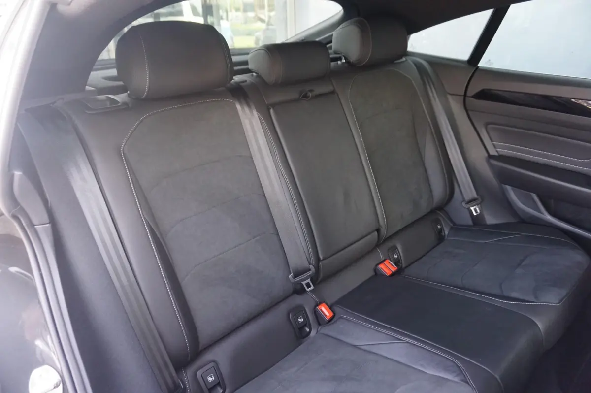 2.0 TSI 190pk DSG R-Line Business+ | Adaptive Cruise | Achterbank Verwarmd | Navigatie