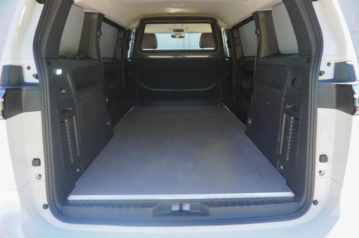 286pk Pro Bulli 86 kWh LWB | Geel Kenteken | Enkele Cabine | Laadvloer | Scheidingswand | Trekhaak