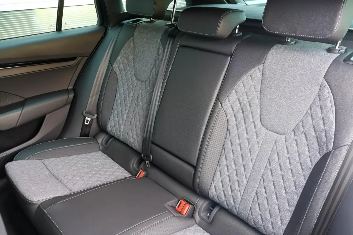 1.5 TSI 150pk MHEV Sportline Tour | 19" Velgen | Exclusieve Kleur