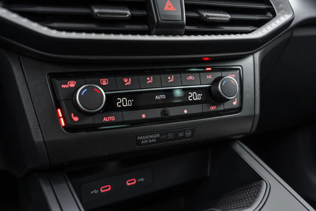 1.0 EcoTSI 95pk FR Business Connect | Achteruitrijcamera | Cruise Control Adaptief | Stoelverwarming