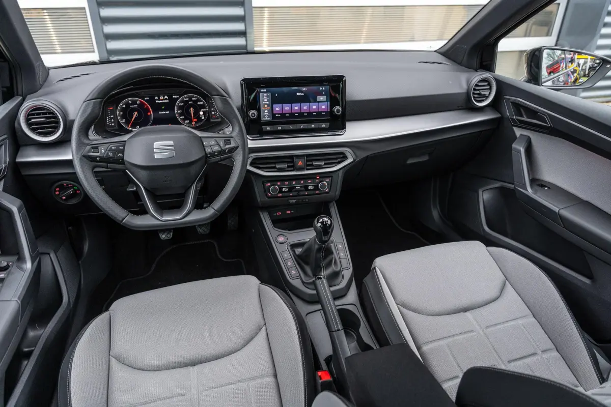 1.0 EcoTSI 95pk FR Business Connect | Achteruitrijcamera | Cruise Control Adaptief | Stoelverwarming