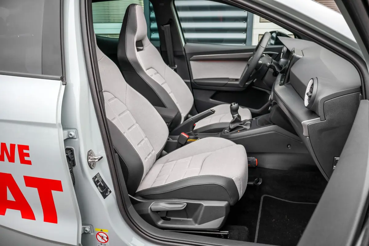 1.0 EcoTSI 95pk FR Business Connect | Panoramadak | 18" Velgen | Navigatie