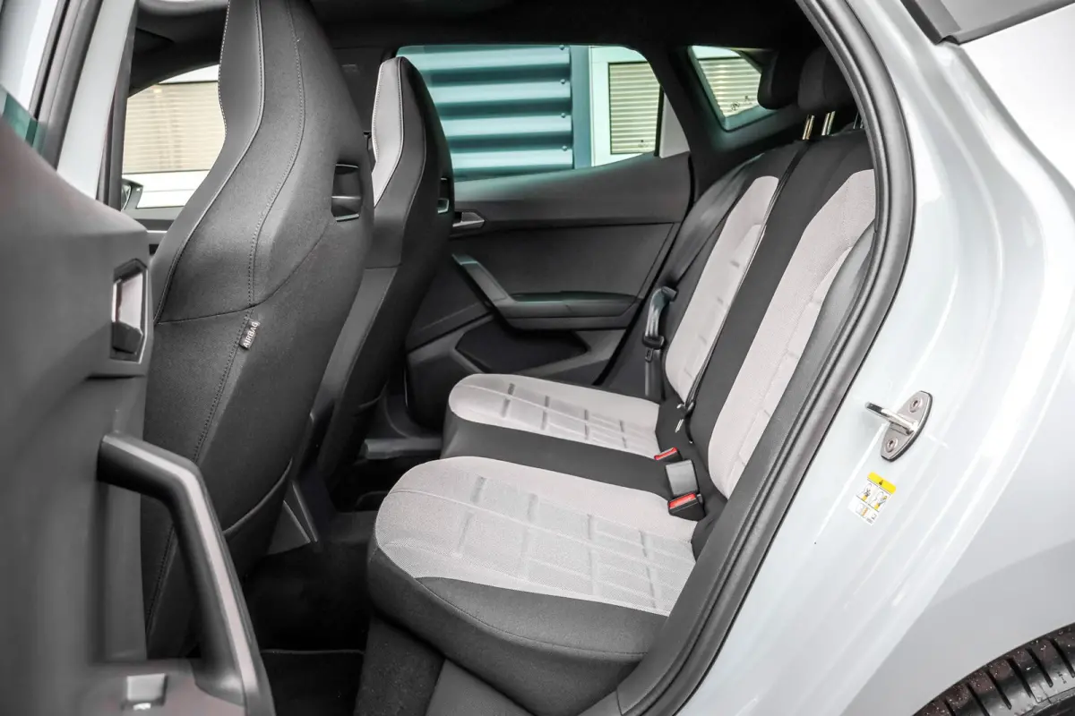 1.0 EcoTSI 95pk FR Business Connect | Panoramadak | 18" Velgen | Navigatie