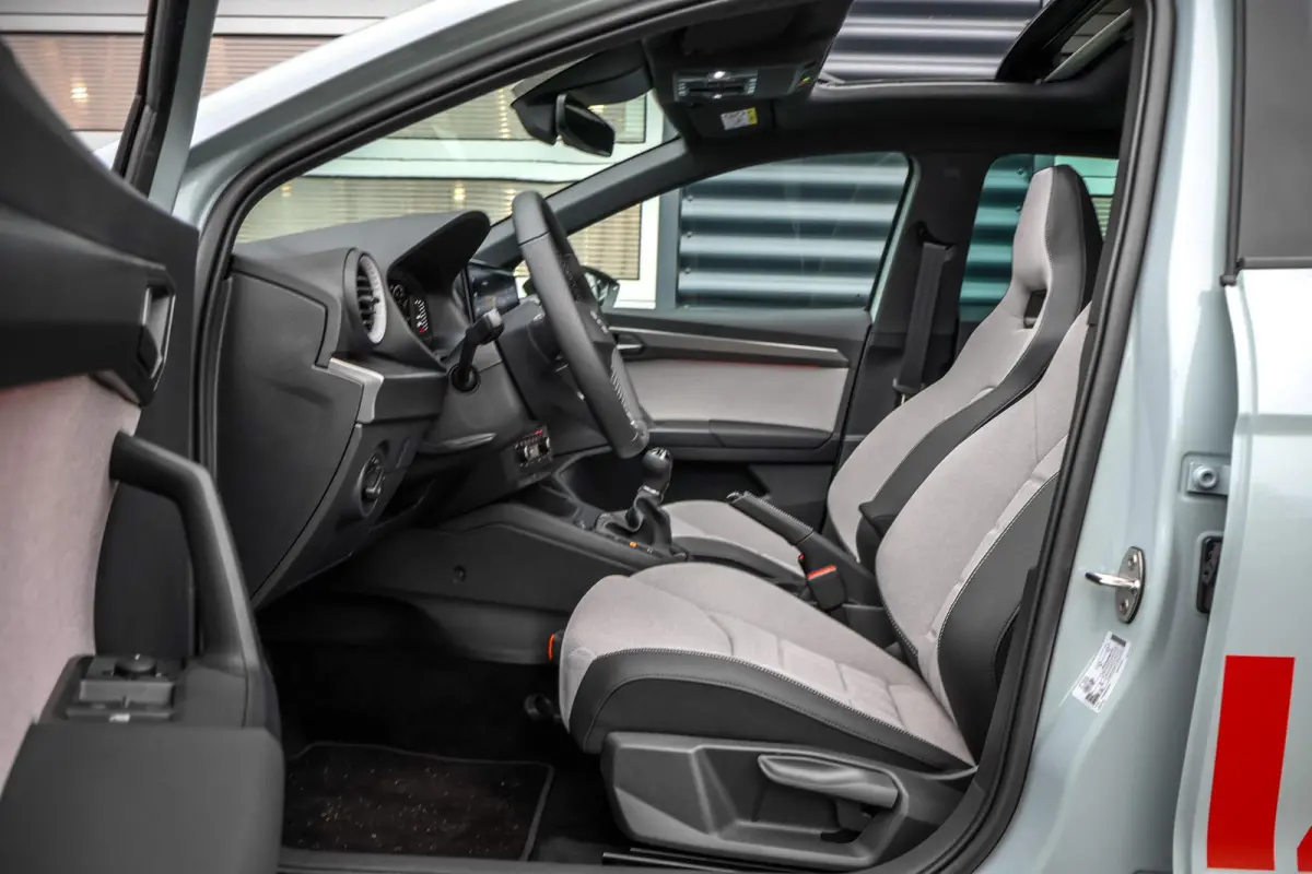 1.0 EcoTSI 95pk FR Business Connect | Panoramadak | 18" Velgen | Navigatie