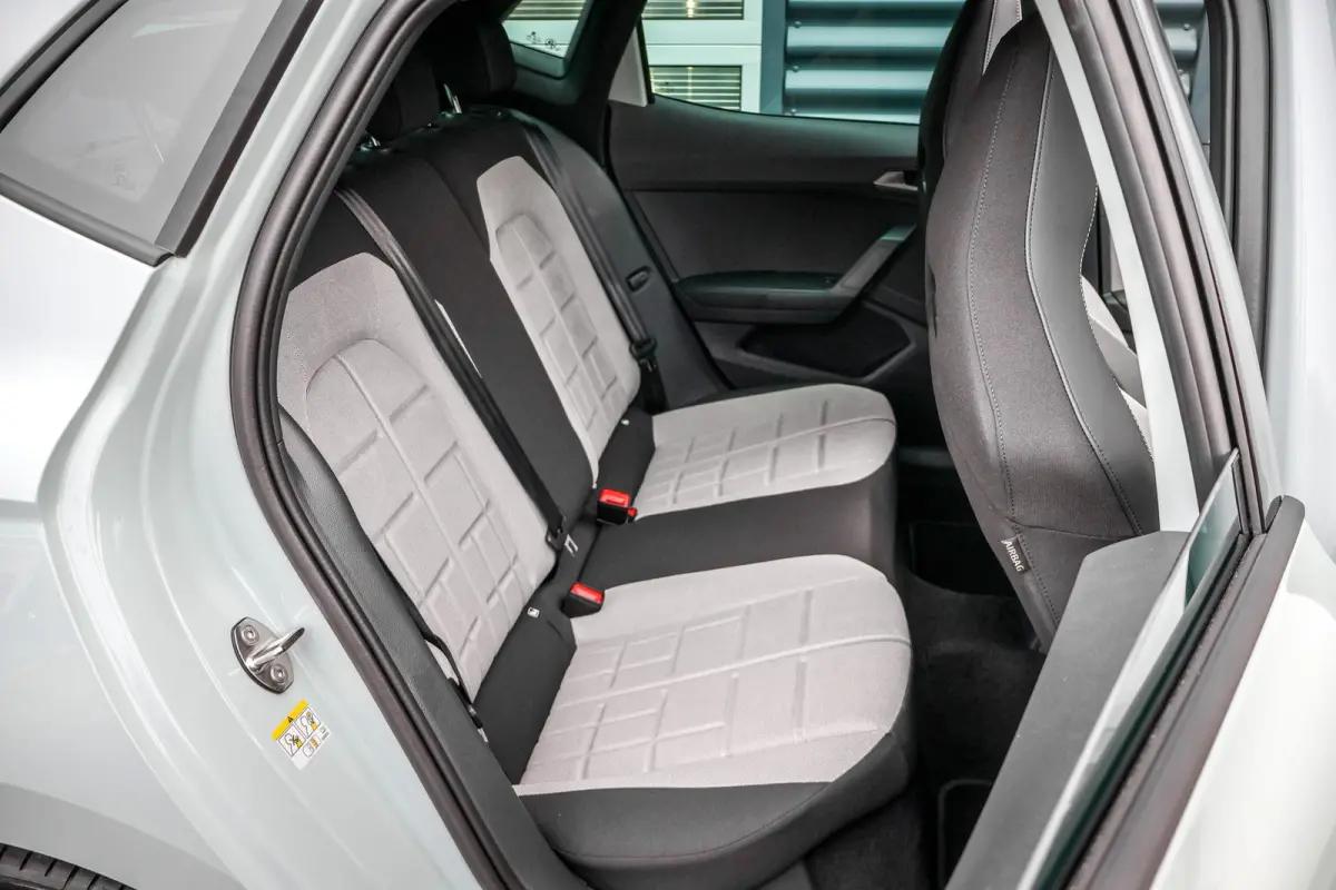 1.0 EcoTSI 95pk FR Business Connect | Panoramadak | 18" Velgen | Navigatie