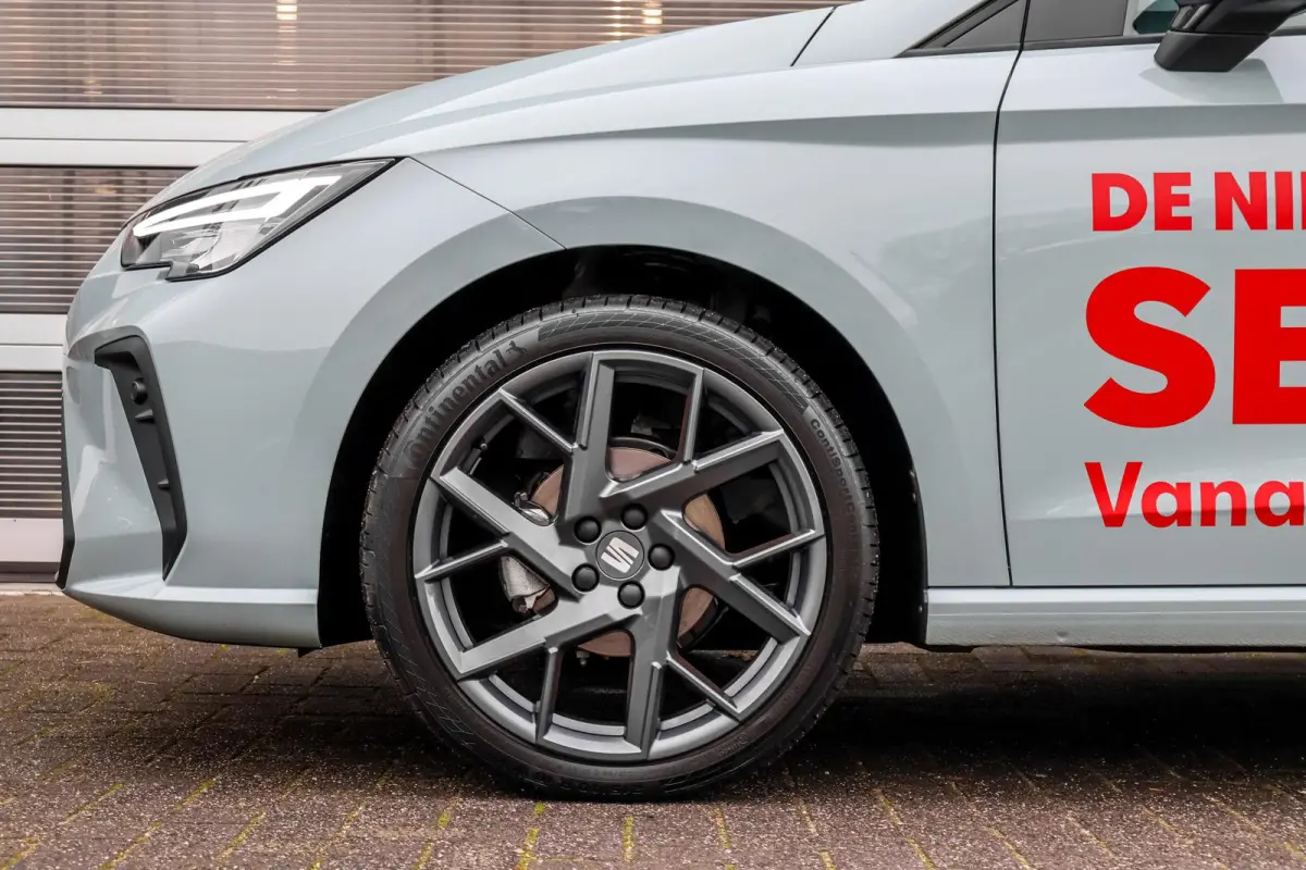 1.0 EcoTSI 95pk FR Business Connect | Panoramadak | 18" Velgen | Navigatie