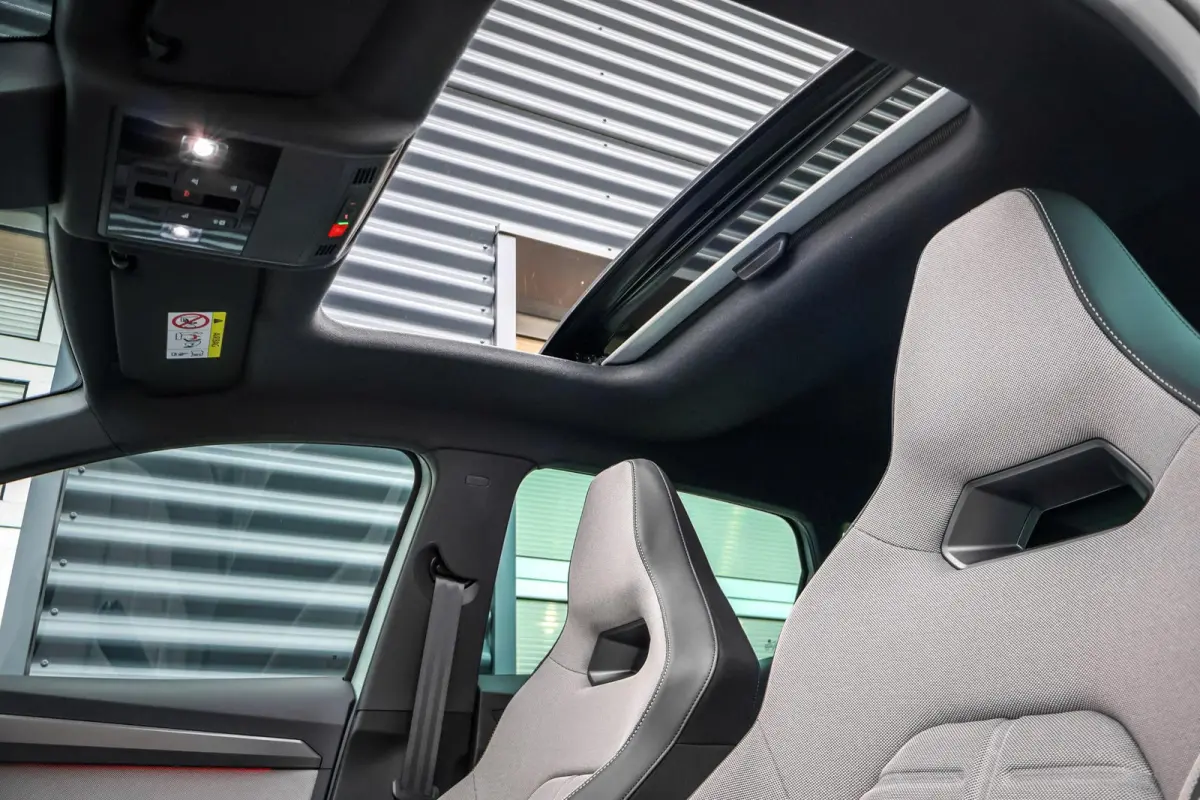 1.0 EcoTSI 95pk FR Business Connect | Panoramadak | 18" Velgen | Navigatie