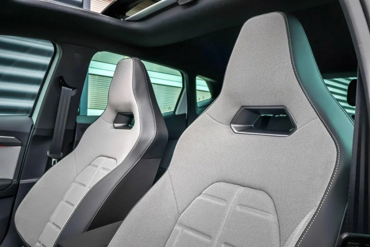 1.0 EcoTSI 95pk FR Business Connect | Panoramadak | 18" Velgen | Navigatie