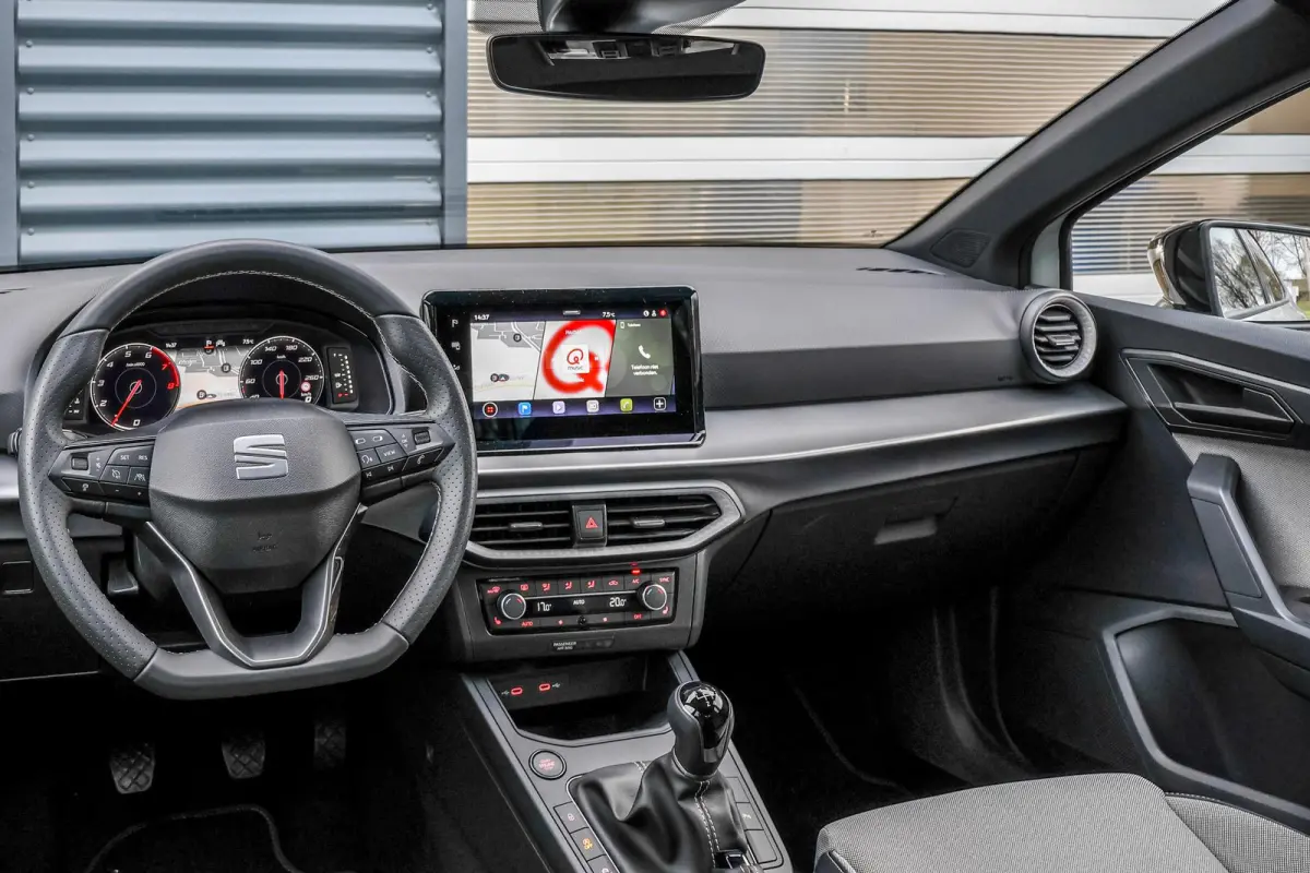1.0 EcoTSI 95pk FR Business Connect | Panoramadak | 18" Velgen | Navigatie