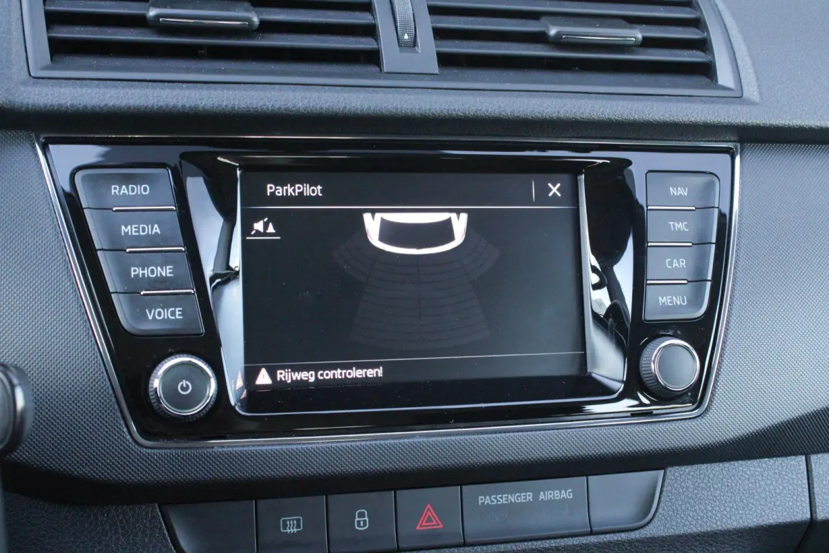 1.0 TSI 95pk Ambition | All Seasonbanden | Parkeersensoren Achter |  Navigatie | Apple CarPlay/ Android Auto