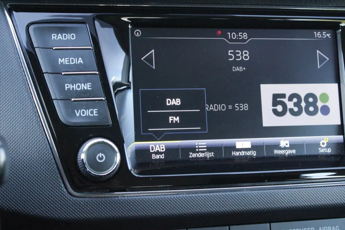 1.0 TSI 95pk Ambition | All Seasonbanden | Parkeersensoren Achter |  Navigatie | Apple CarPlay/ Android Auto
