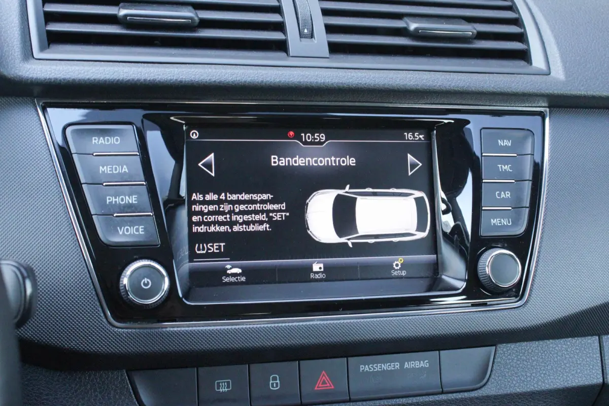 1.0 TSI 95pk Ambition | All Seasonbanden | Parkeersensoren Achter |  Navigatie | Apple CarPlay/ Android Auto