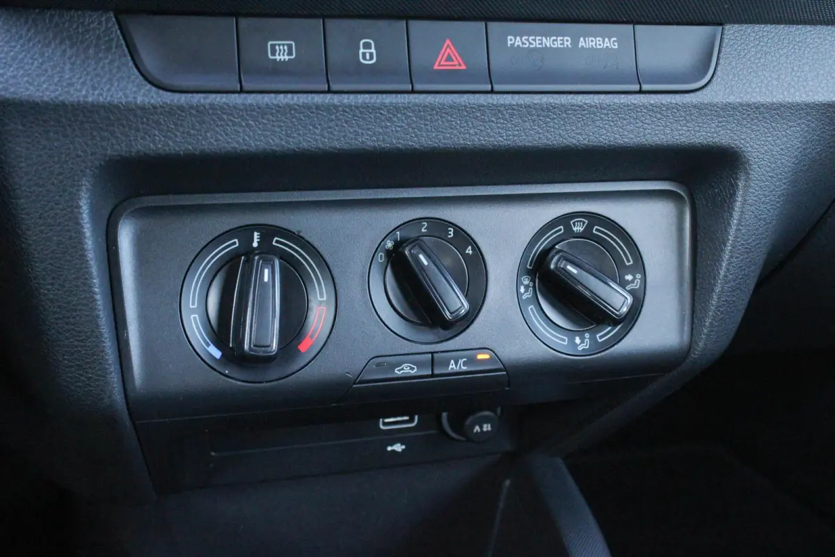 1.0 TSI 95pk Ambition | All Seasonbanden | Parkeersensoren Achter |  Navigatie | Apple CarPlay/ Android Auto