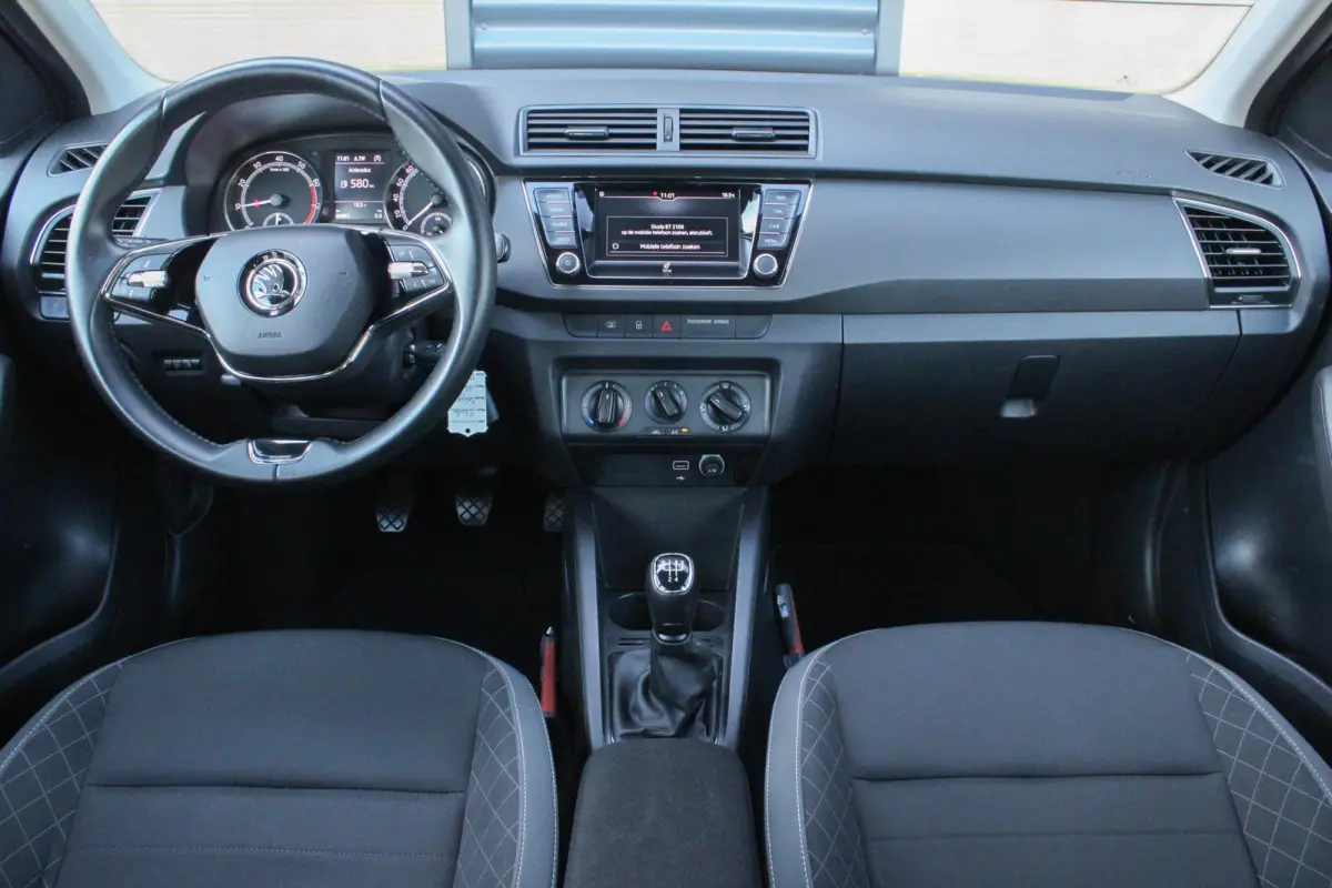 1.0 TSI 95pk Ambition | All Seasonbanden | Parkeersensoren Achter |  Navigatie | Apple CarPlay/ Android Auto
